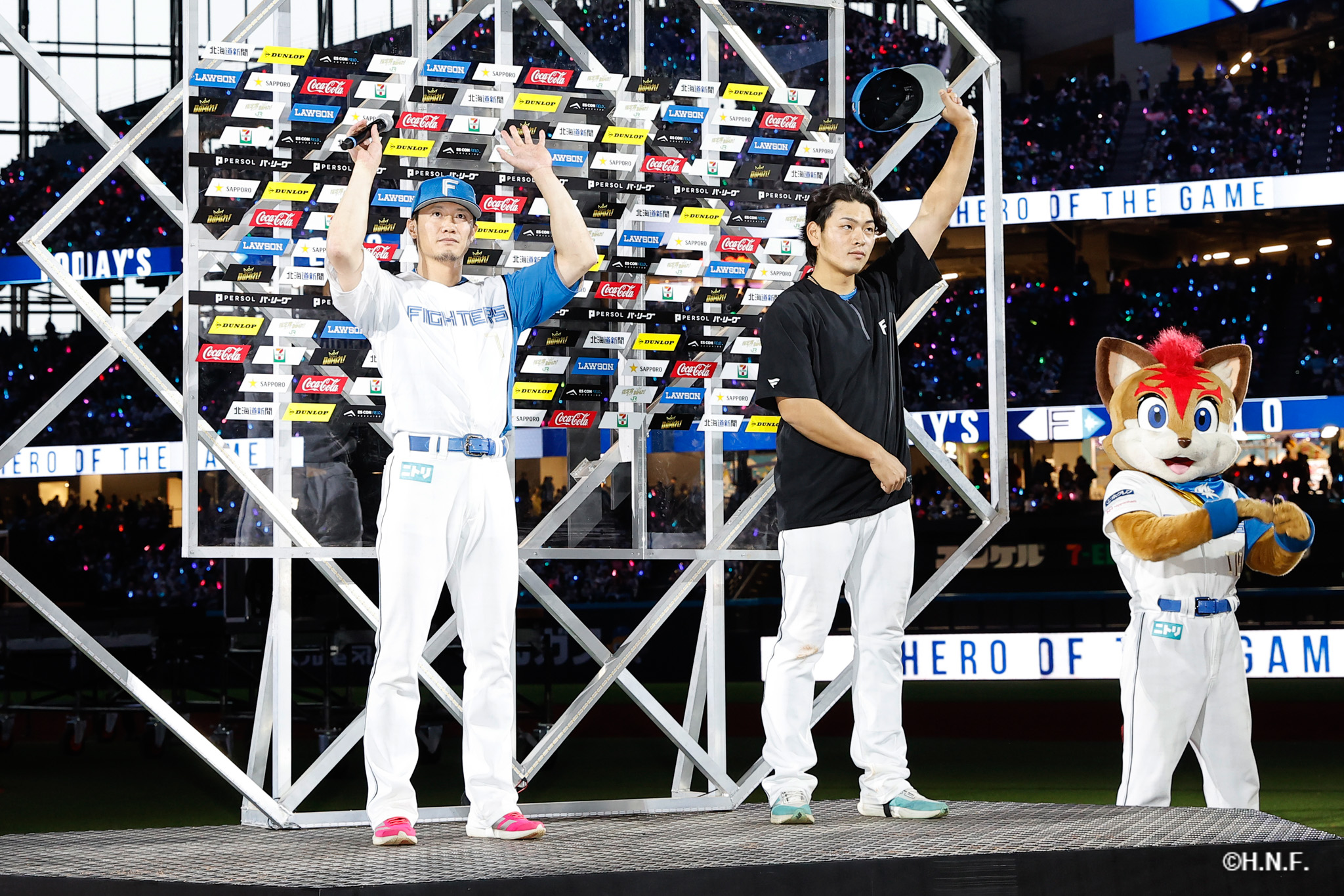 ヒーローの野村選手と西川選手01