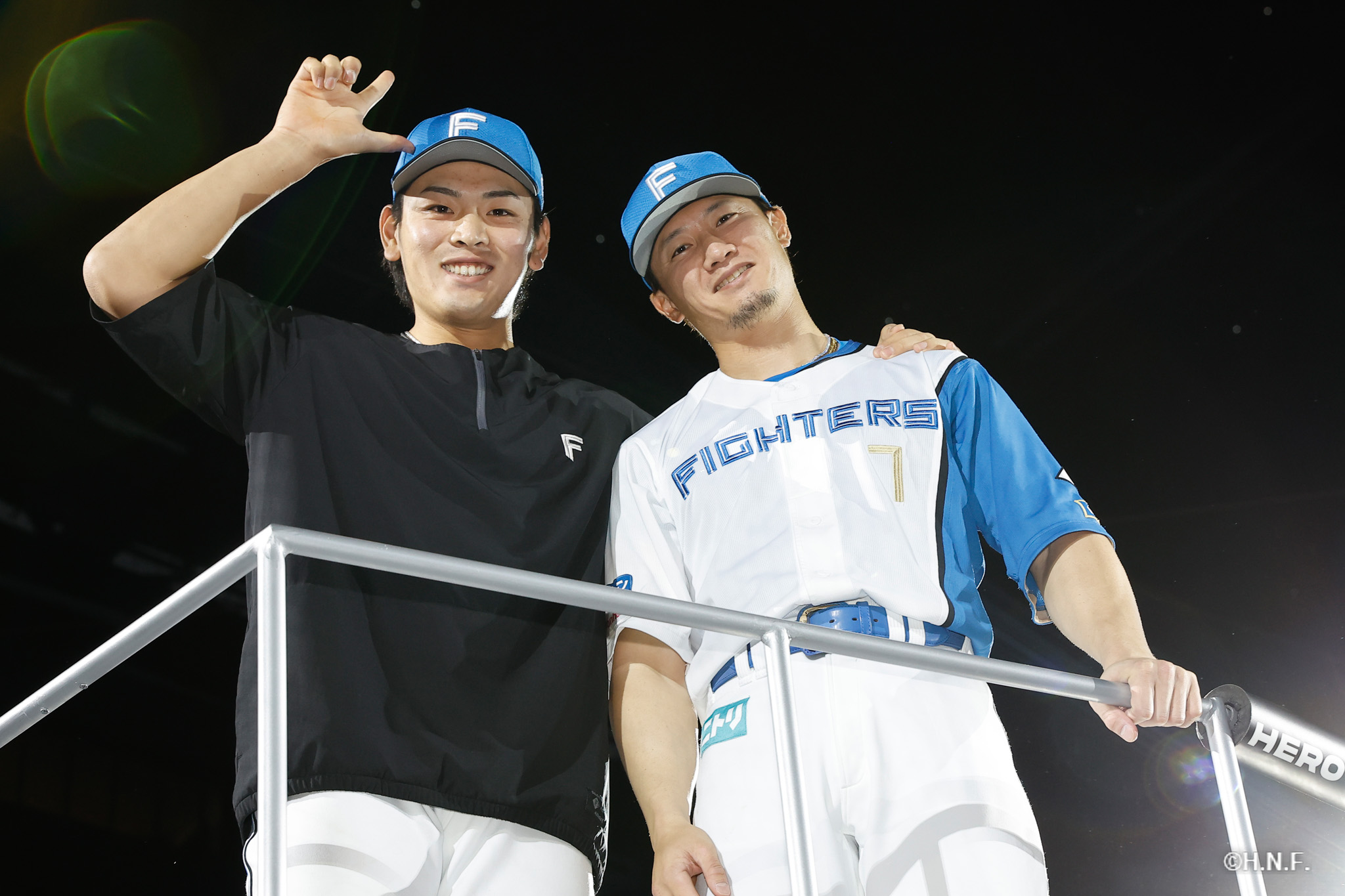 ヒーローの野村選手と西川選手02