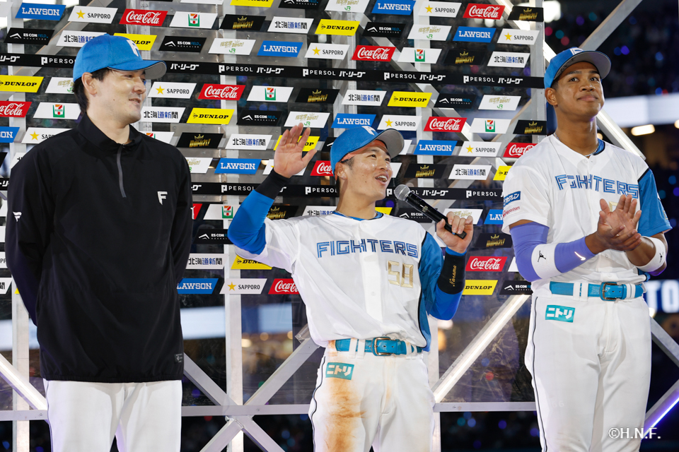 ヒーローの有原投手、奈良間選手、万波選手01