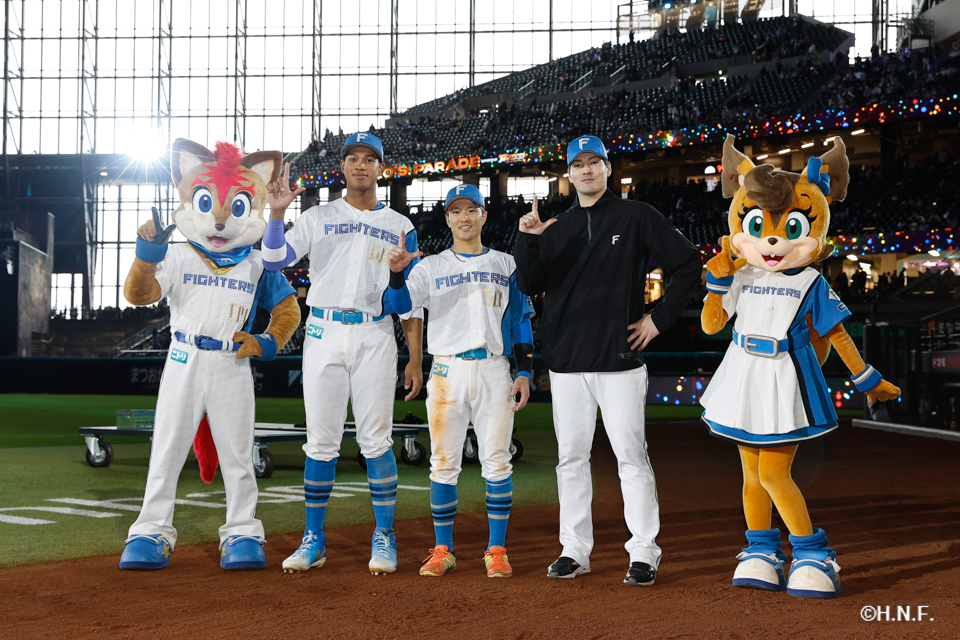 ヒーローの有原投手、奈良間選手、万波選手03