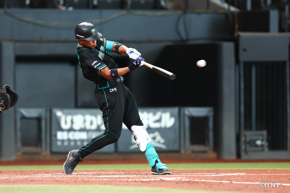 4回裏、万波選手01