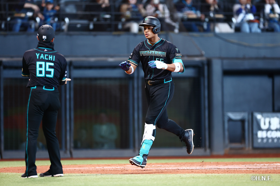 4回裏、万波選手02