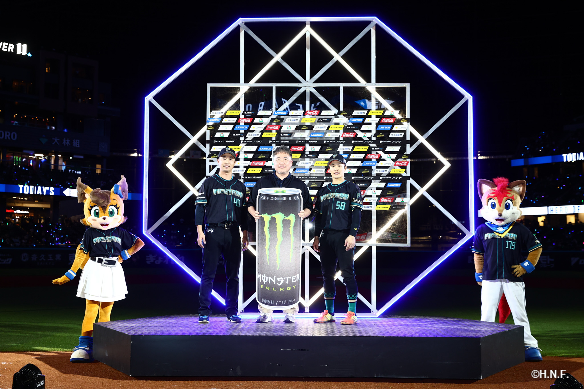 ヒーローの島本投手、奈良間選手01