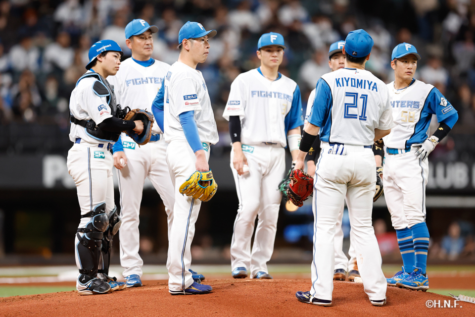 6回表、マウンドに集まる選手たち