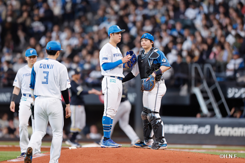 2回表、マウンドに集まる選手たち