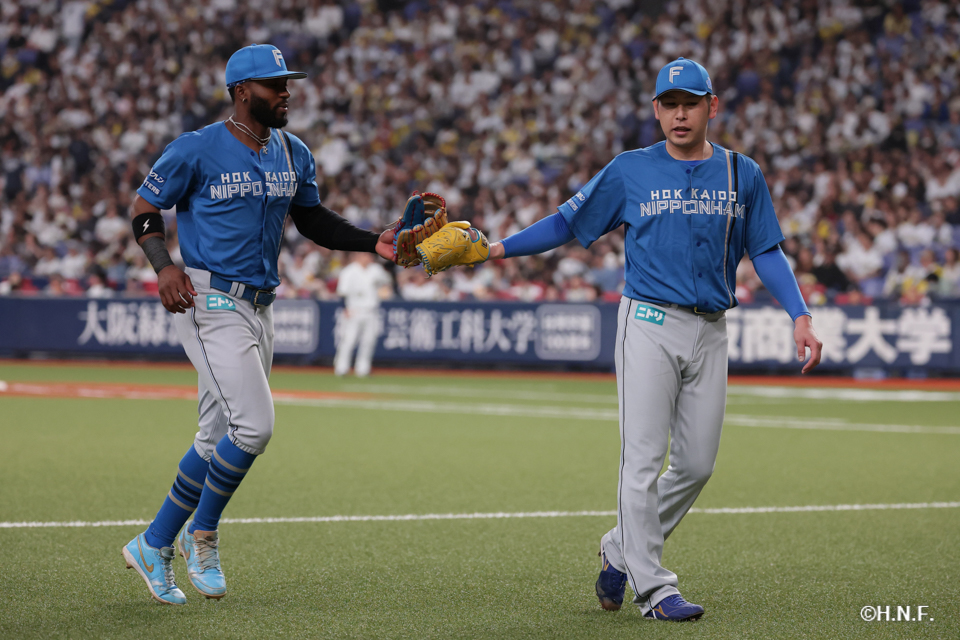 2回裏、加藤貴投手とカストロ選手