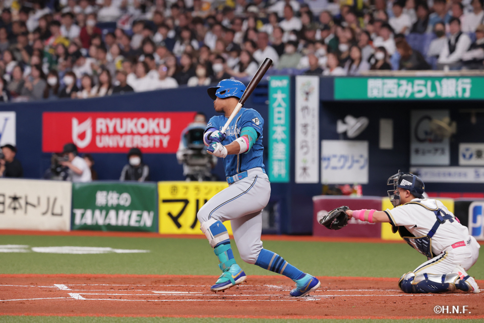 2回表、万波選手01