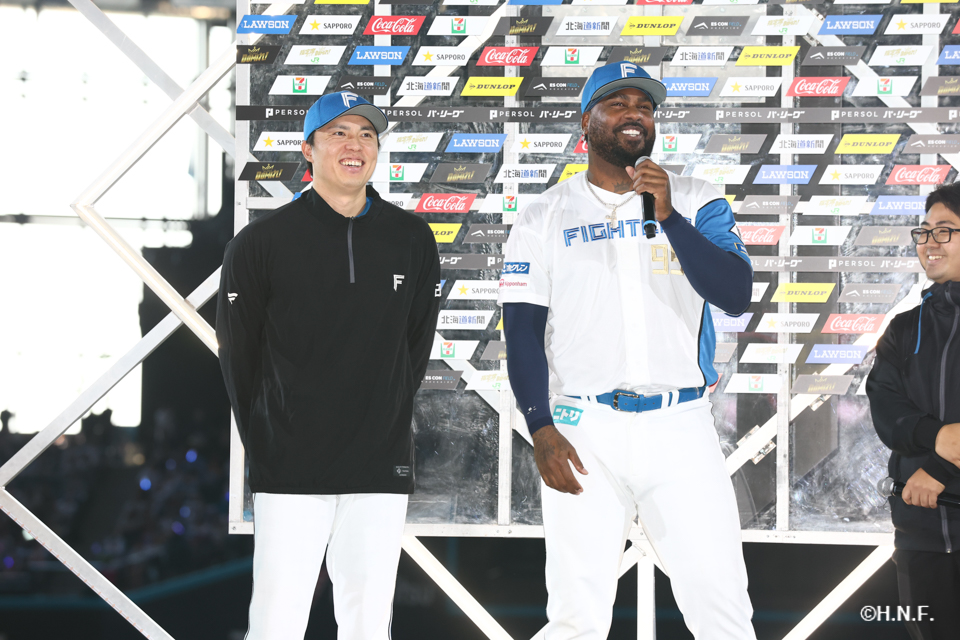 ヒーローの田中正義投手とレイエス選手01