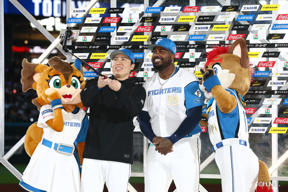 ヒーローの田中正義投手とレイエス選手02