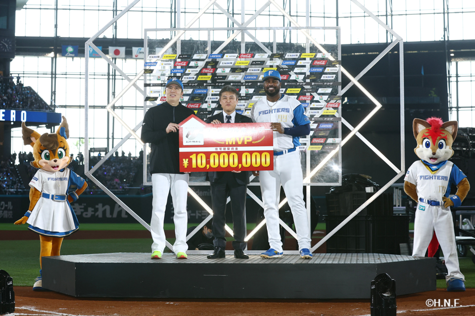ヒーローの田中正義投手とレイエス選手03