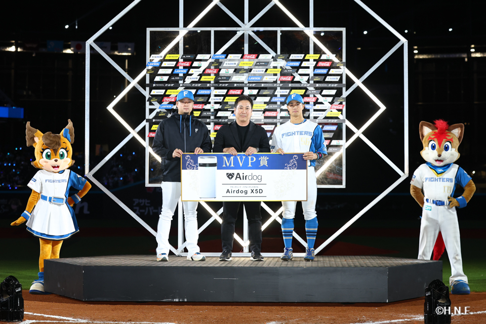 ヒーローの堀投手と細川選手01