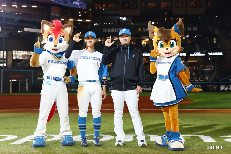 ヒーローの堀投手と細川選手02
