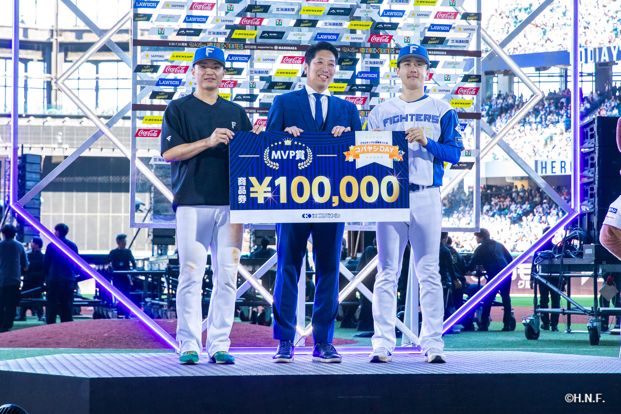 ヒーローの郡司選手、北山投手02
