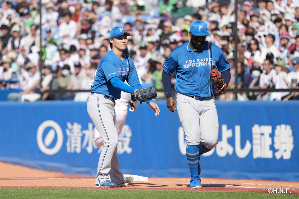 5回裏、山﨑福投手とレイエス選手