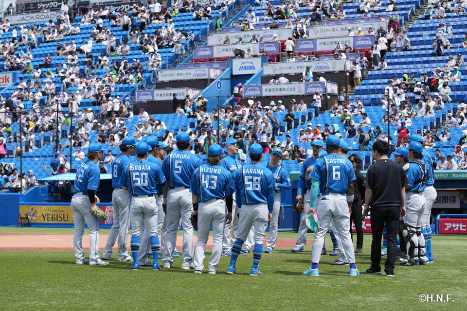 試合前の選手たち01
