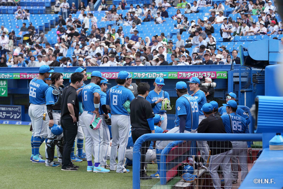 試合前の選手たち02