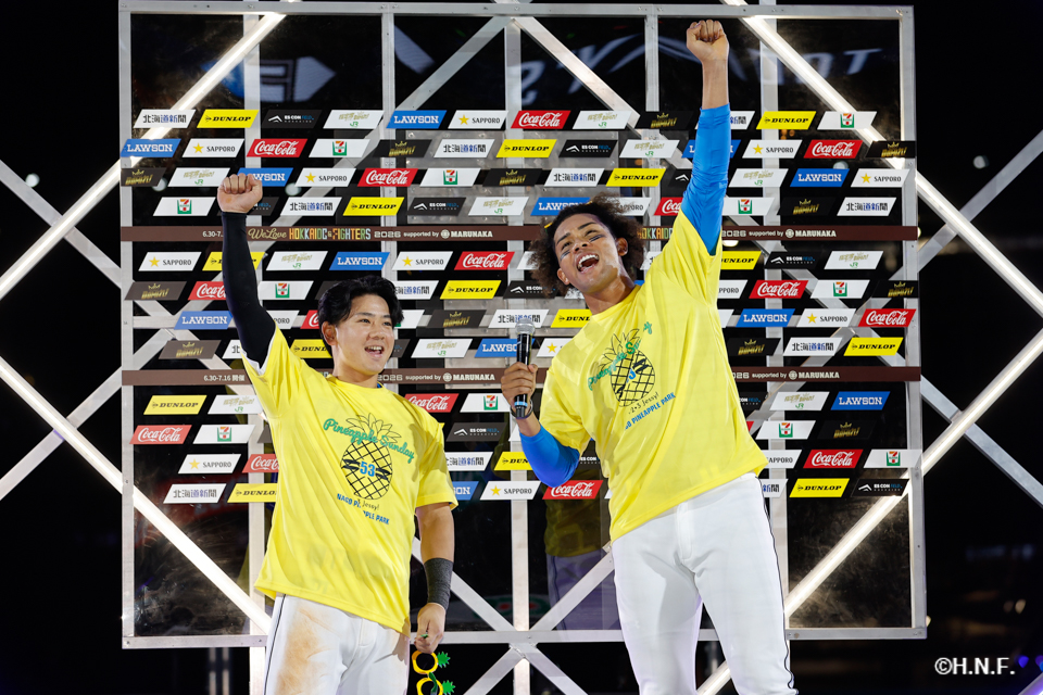 ヒーローの大塚選手と水谷選手01