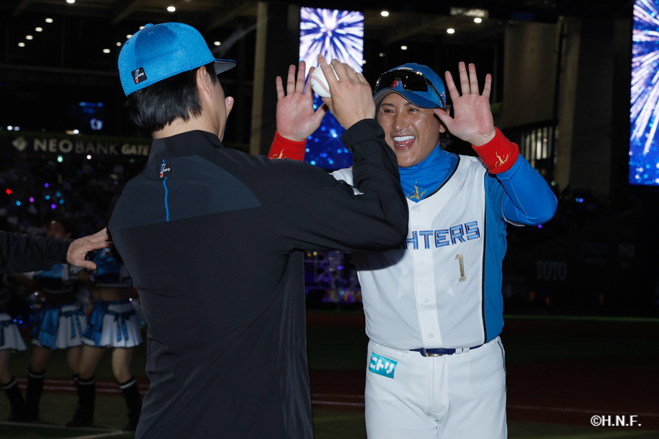 試合後の孫投手と新庄監督01