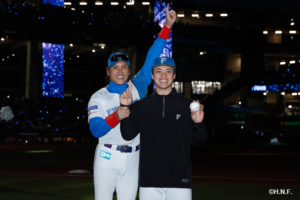 試合後の孫投手と新庄監督02