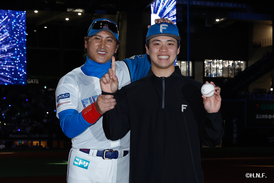 試合後の孫投手と新庄監督03