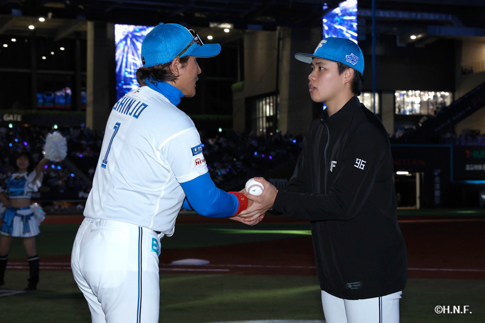 試合後の孫投手と新庄監督04