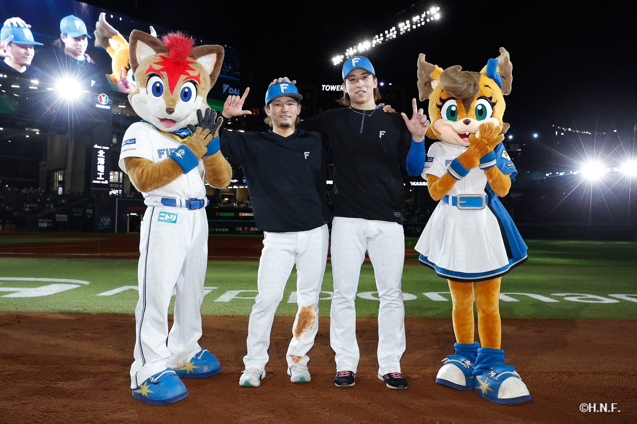 ヒーローの水野選手と細野投手