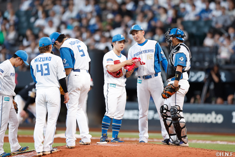 6回表、マウンドに集まる選手たち