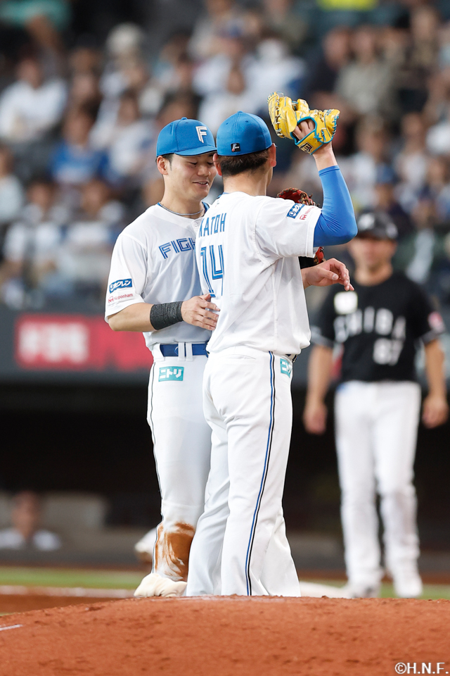 7回表、加藤貴投手と清宮選手