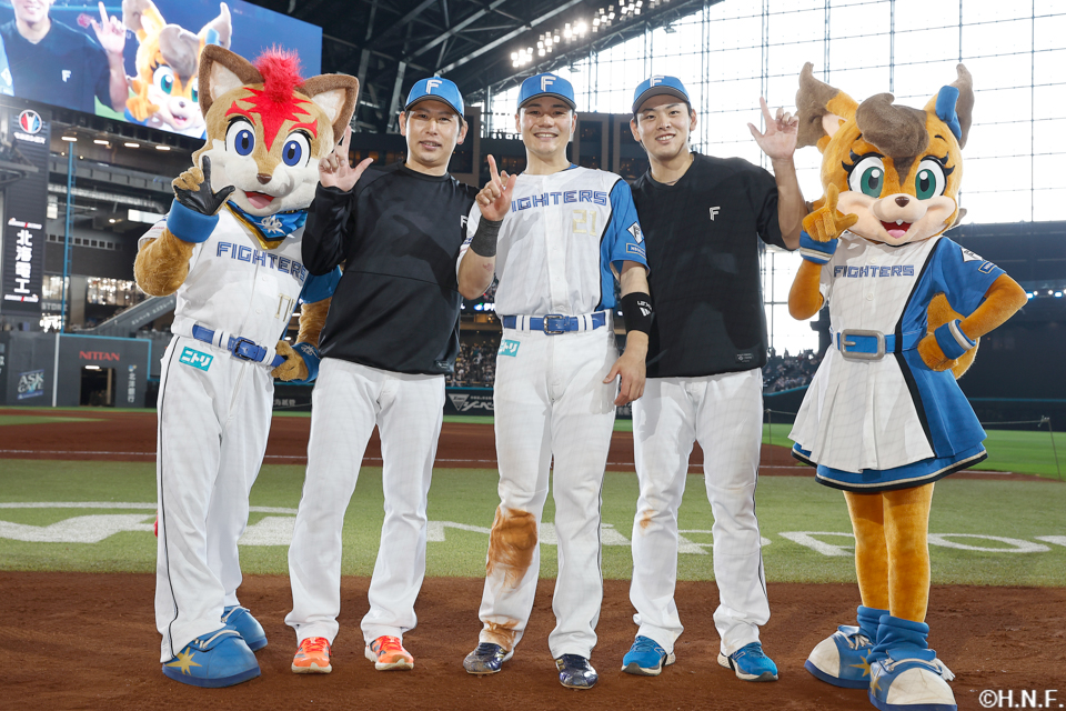 ヒーローの加藤貴投手、清宮選手、野村選手01