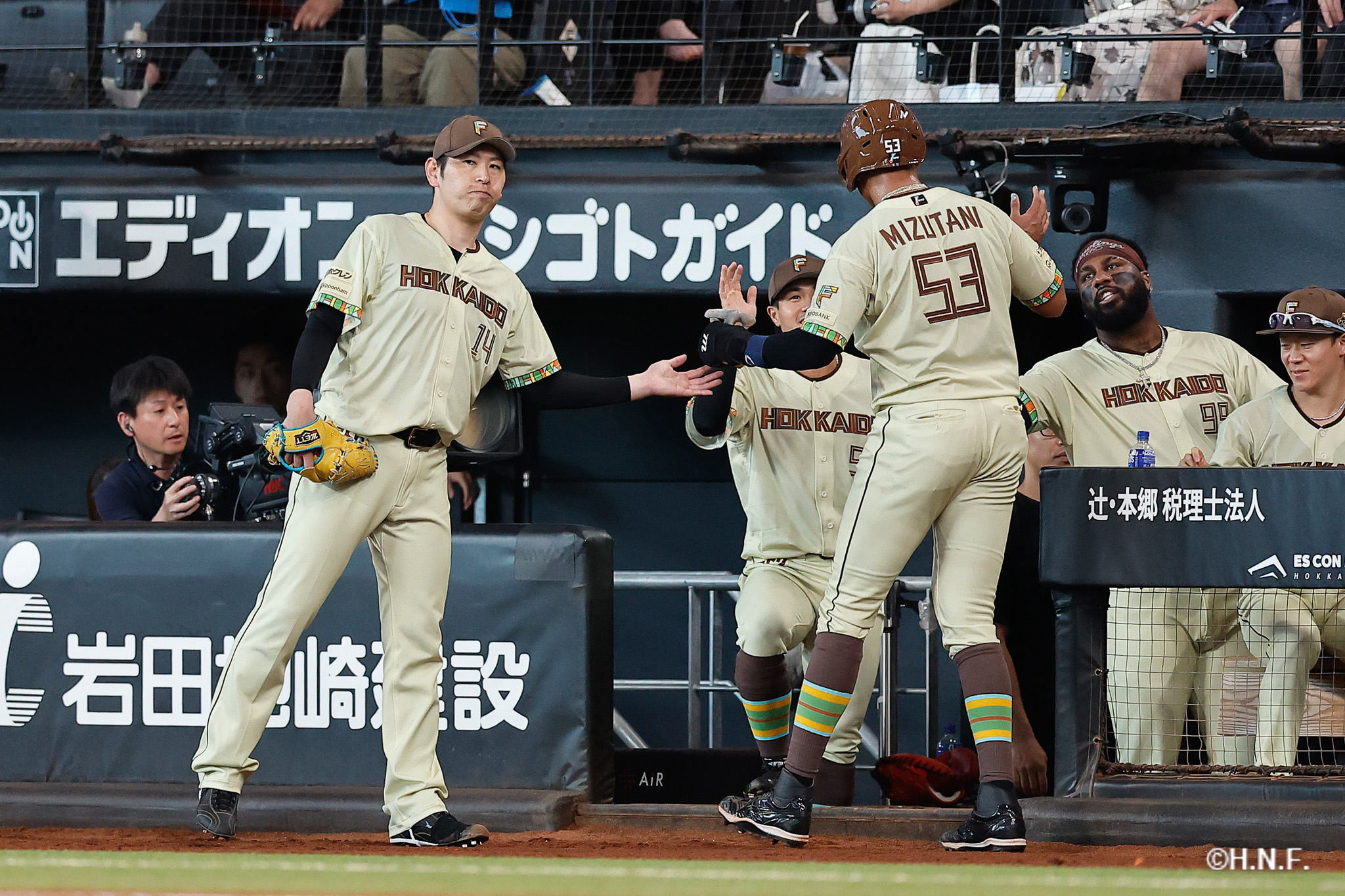 1回裏、水谷選手と加藤貴投手