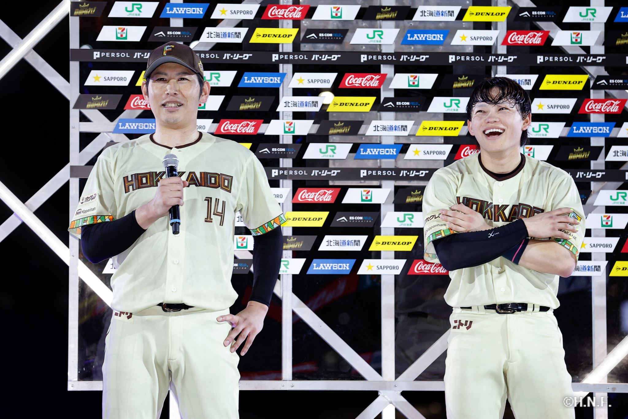 ヒーローの加藤貴投手、田宮選手01