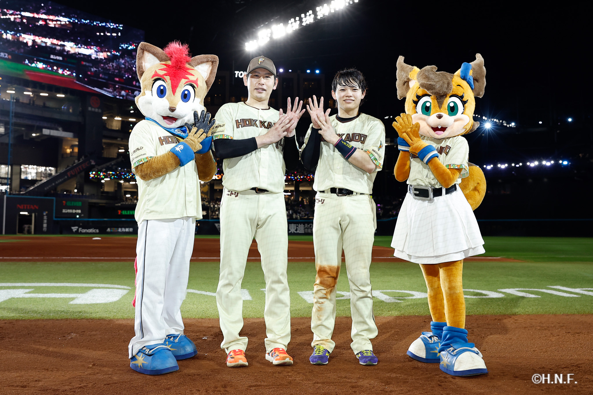 ヒーローの加藤貴投手、田宮選手02