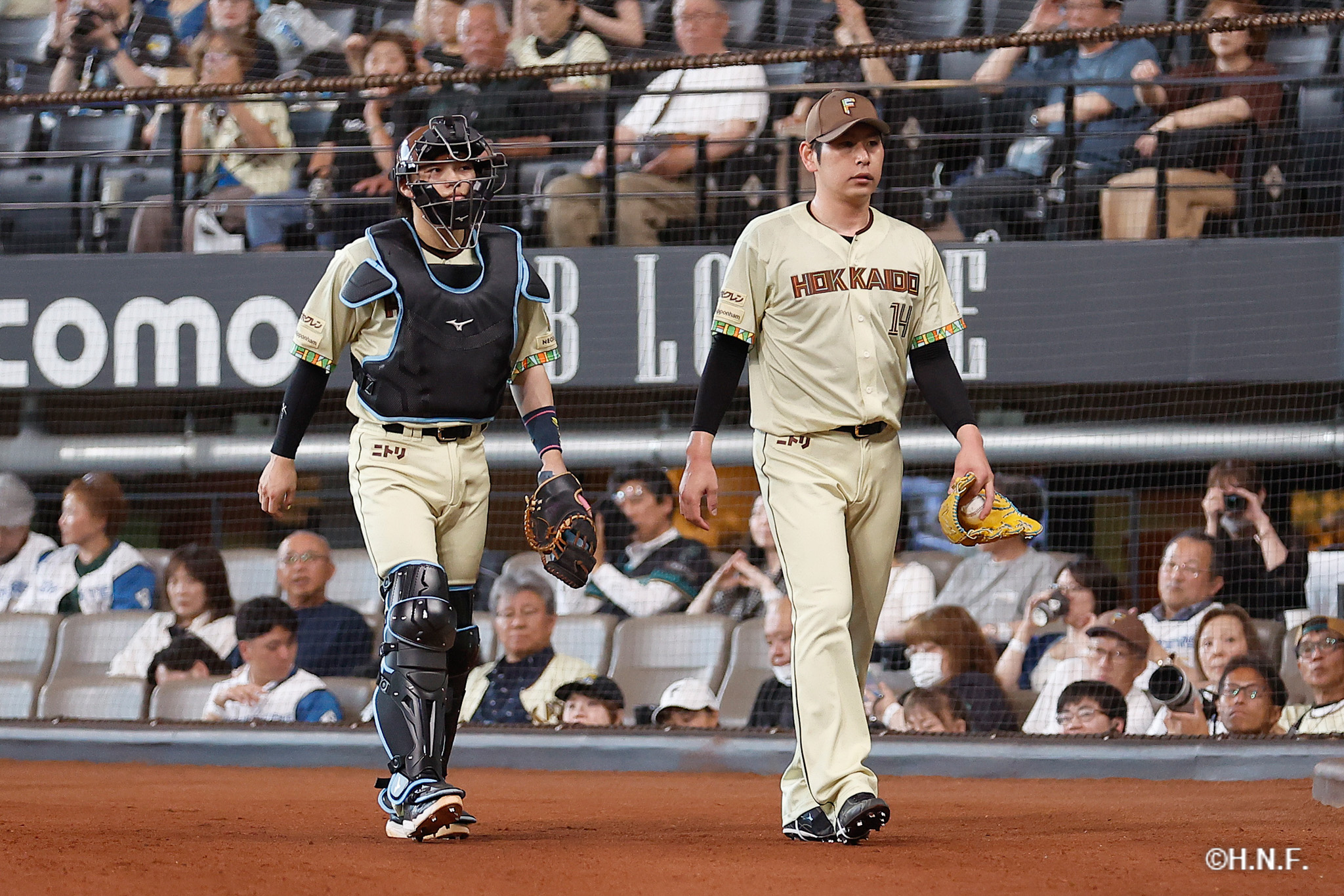 試合前の加藤貴投手、田宮選手