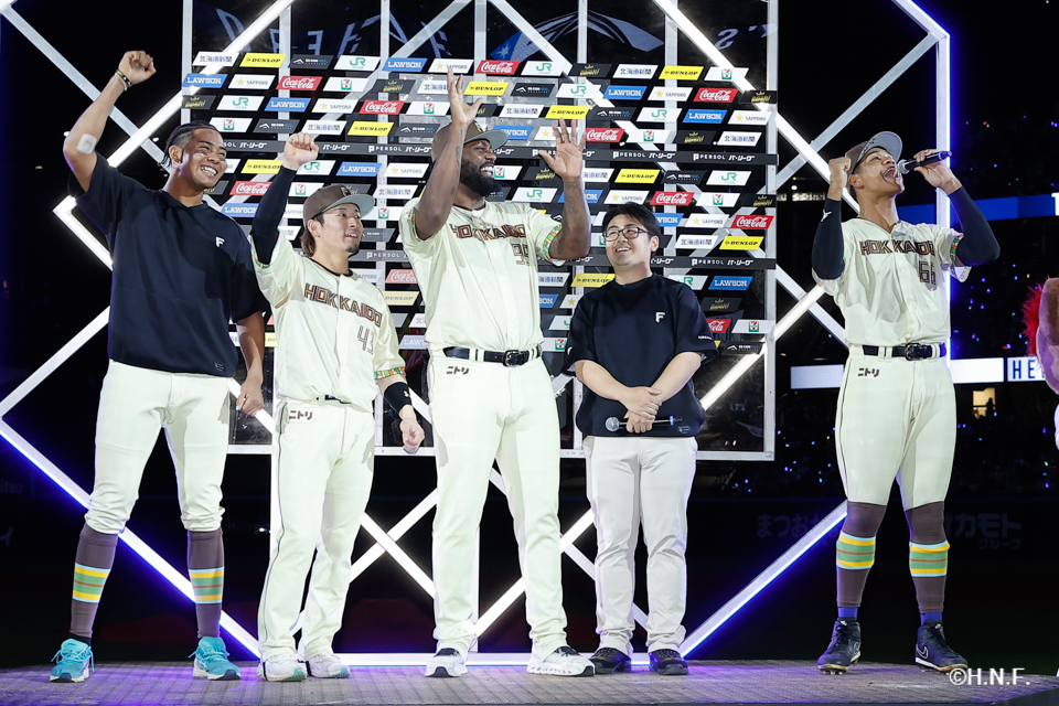 ヒーローの水谷選手、水野選手、レイエス選手、万波選手01