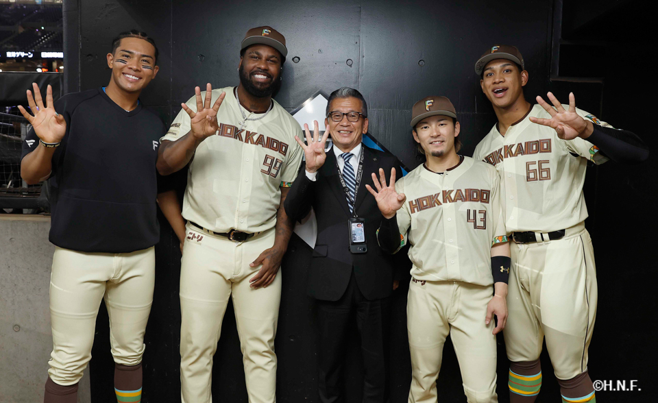 ヒーローの水谷選手、水野選手、レイエス選手、万波選手03