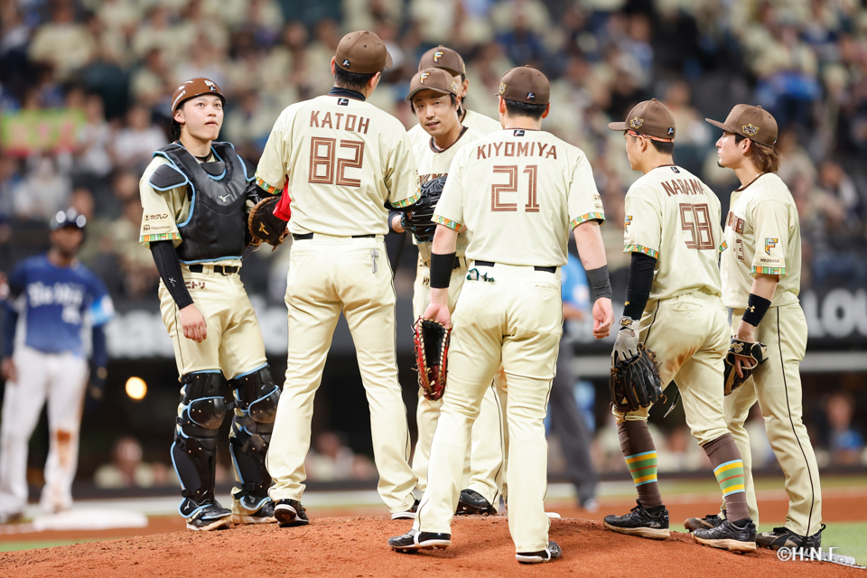 8回表、マウンドに集まる選手たち