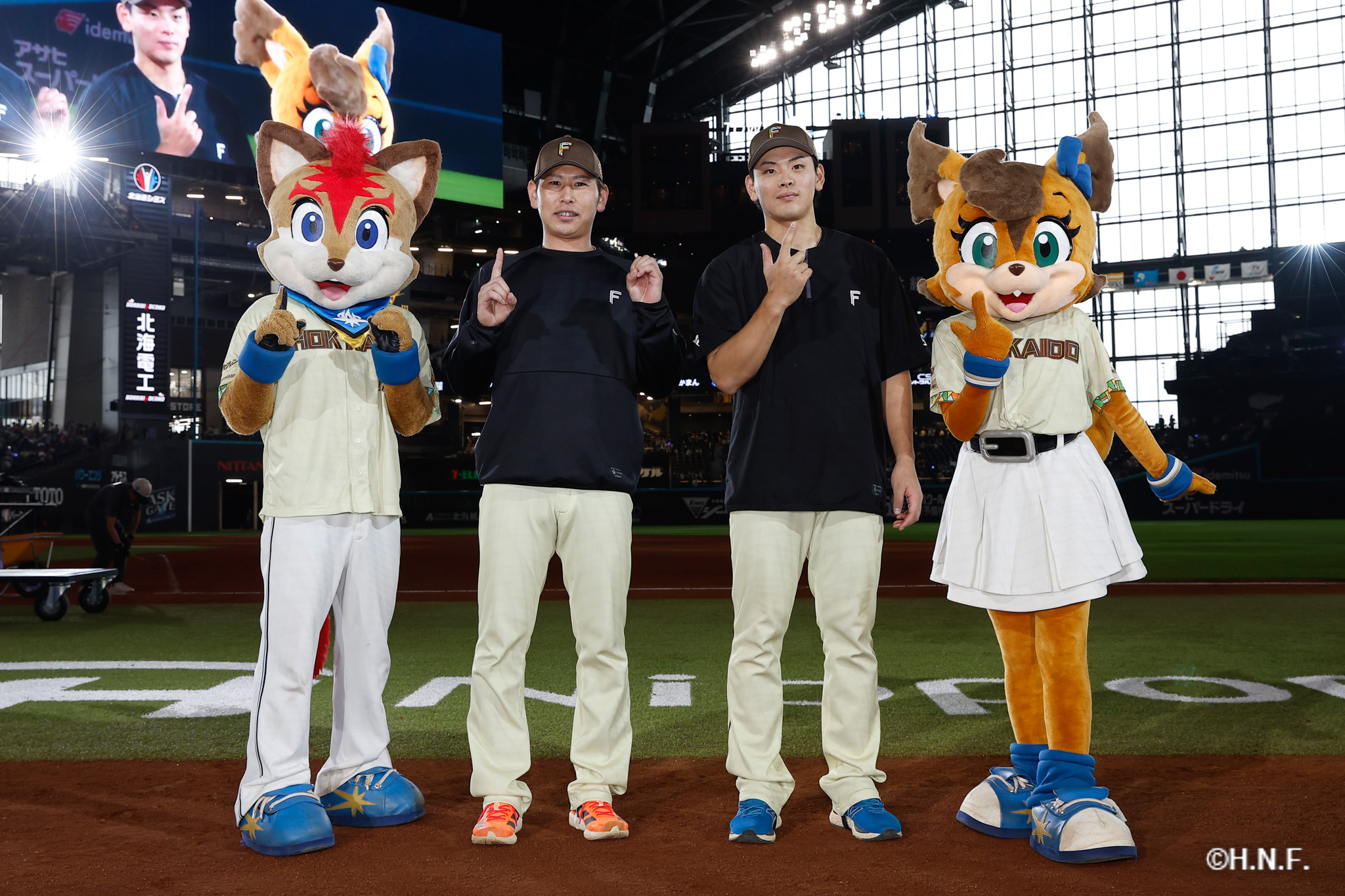 ヒーローの加藤貴投手と野村選手01