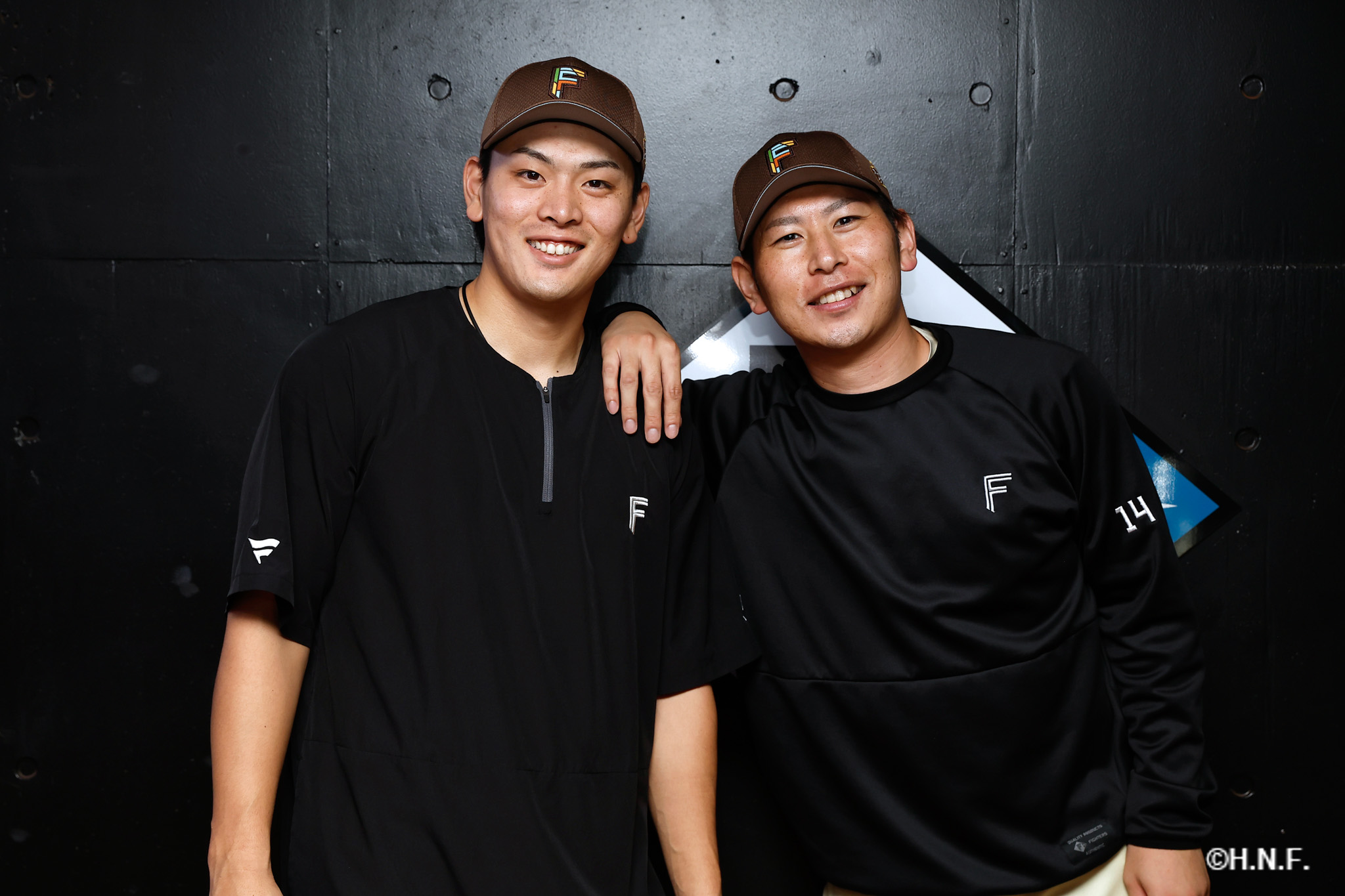 ヒーローの加藤貴投手と野村選手02