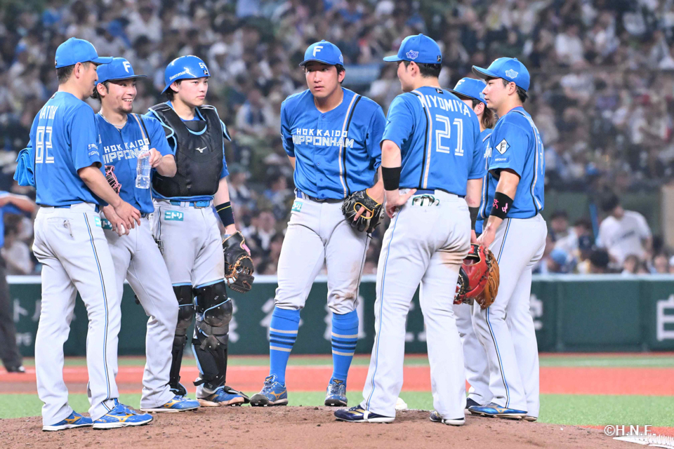 6回裏、マウンドに集まる選手たち