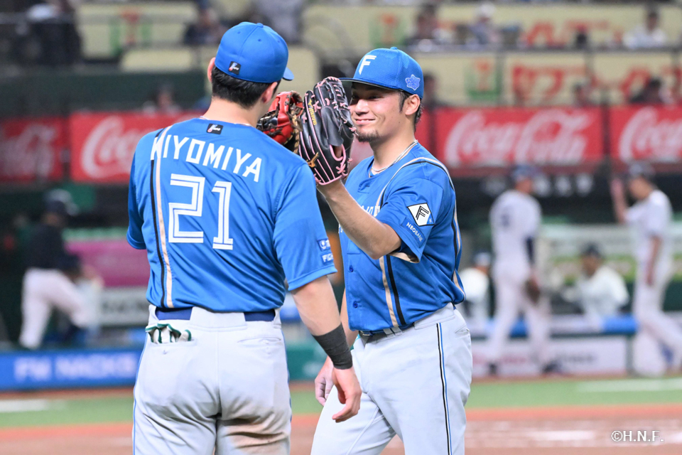 6回裏を抑えた伊藤投手と清宮選手