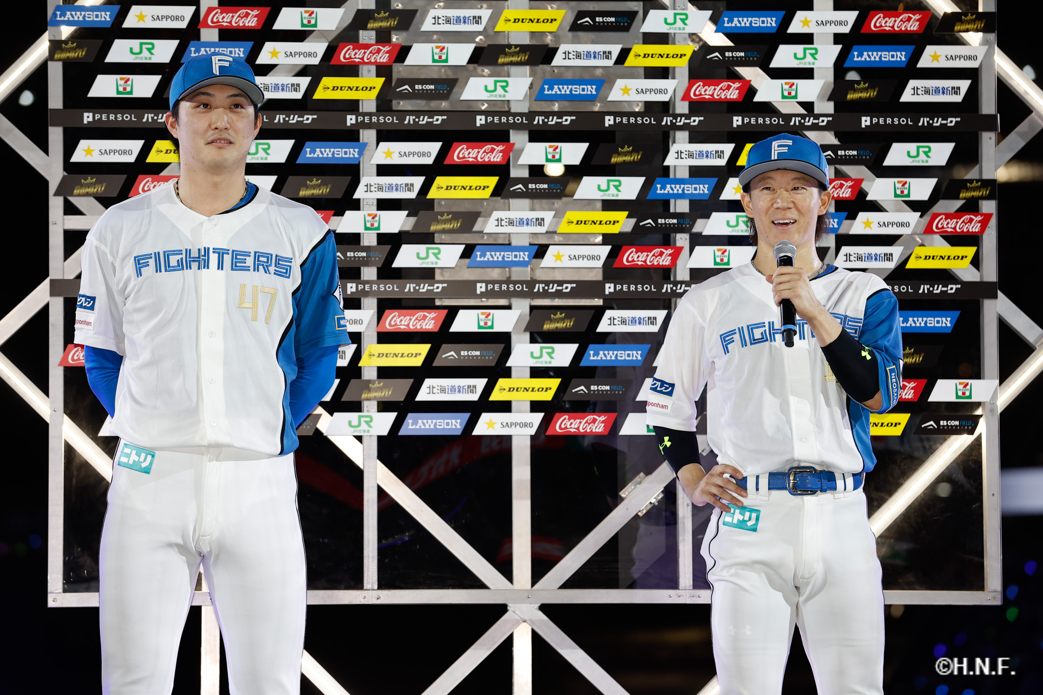 ヒーローの柳川投手、矢澤選手01