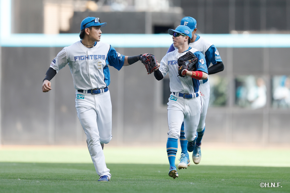   <span>6回表、野村選手と五十幡選手</span>
