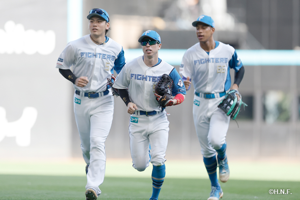 6回表、野村選手と五十幡選手と万波選手