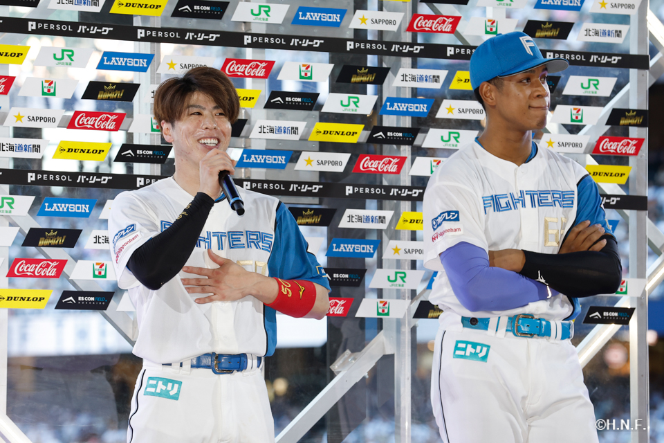 ヒーローの五十幡選手と万波選手01