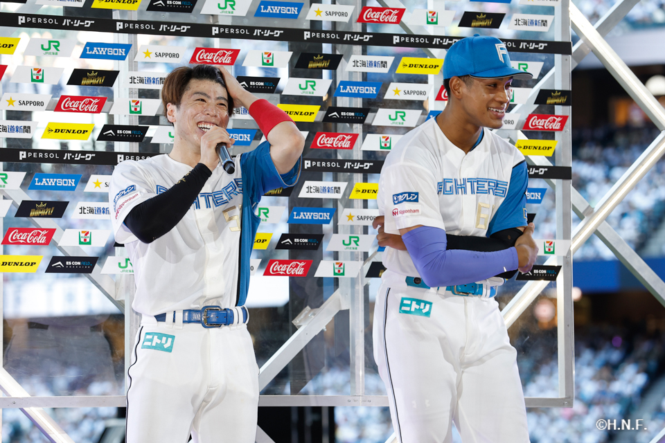 ヒーローの五十幡選手と万波選手02