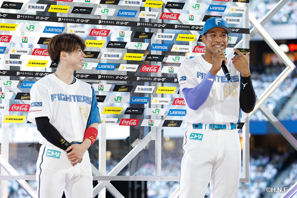 ヒーローの五十幡選手と万波選手03