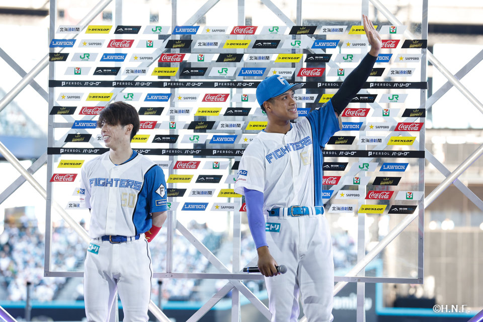 ヒーローの五十幡選手と万波選手04