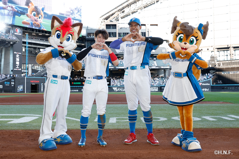 ヒーローの五十幡選手と万波選手05"