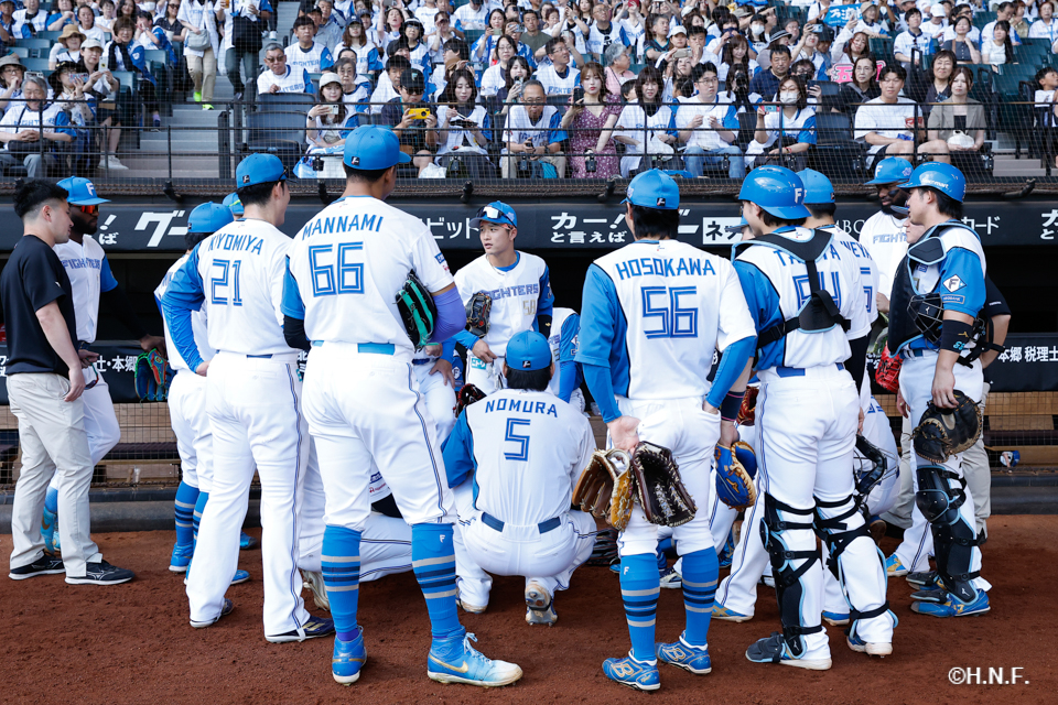 試合前、円陣を組む選手たち"