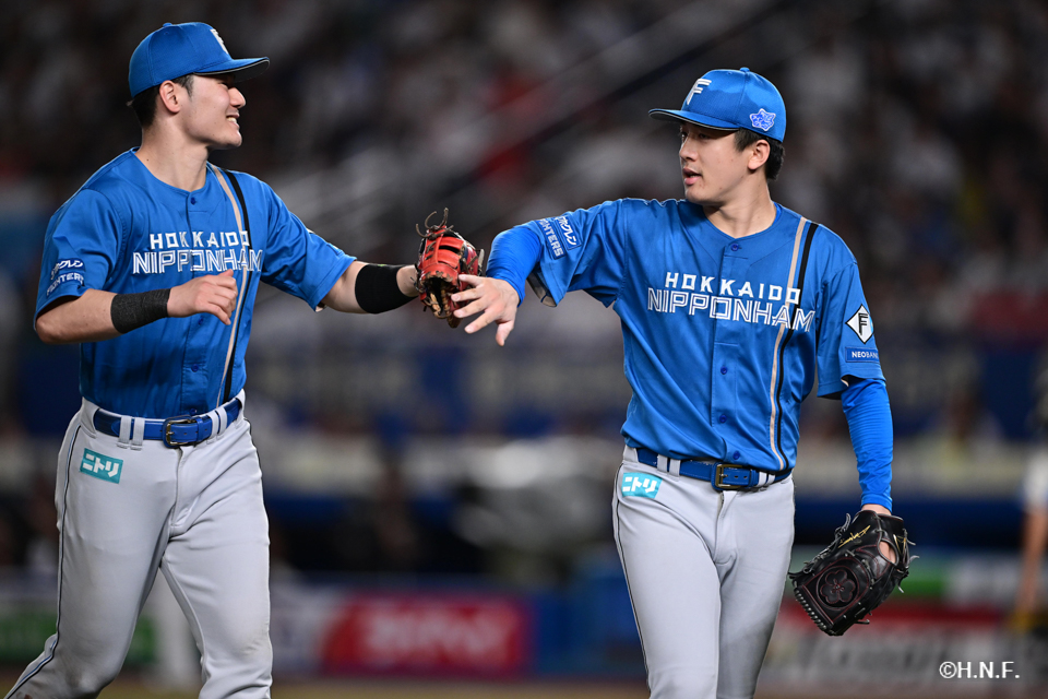 6回裏を抑えた北山投手と清宮選手